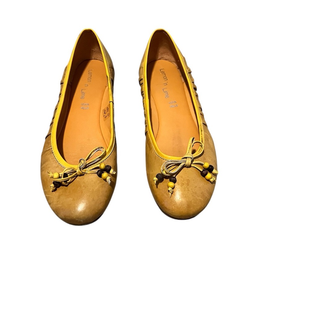 Lemon n’ Lime leather flats in mustard yellow.